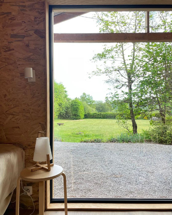 fenêtre de la chambre du chalet avec vue sur le jardin