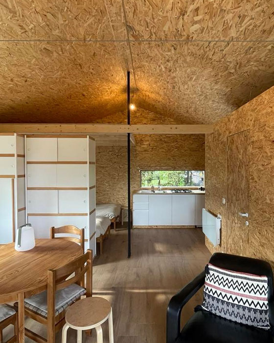 intérieur du chalet avec salle à manger et cuisine
