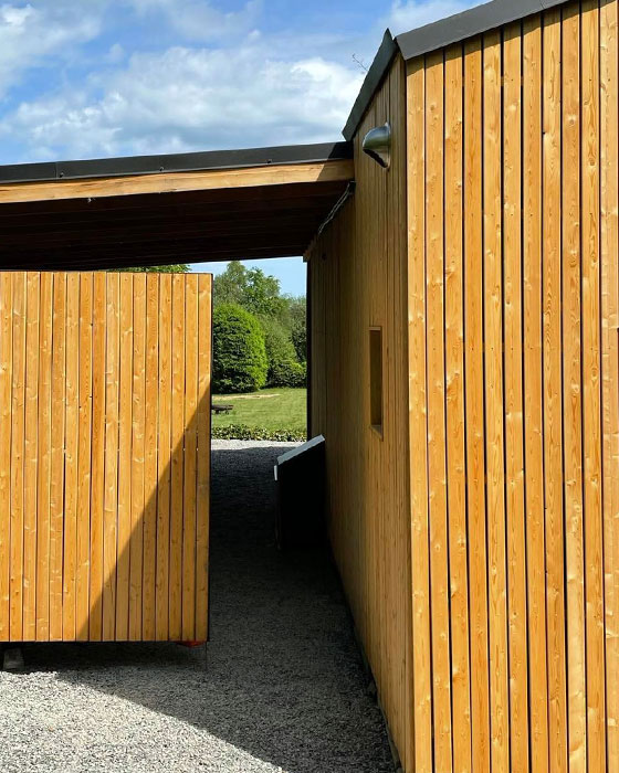 chalet avec bardage en bois et carport à Stavelot