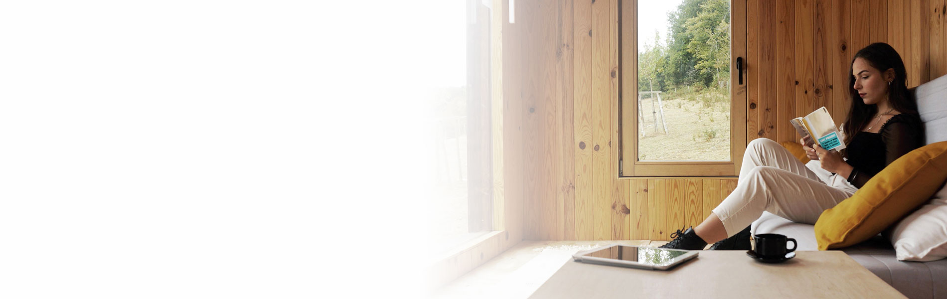 une fille lit un livre dans une tiny house