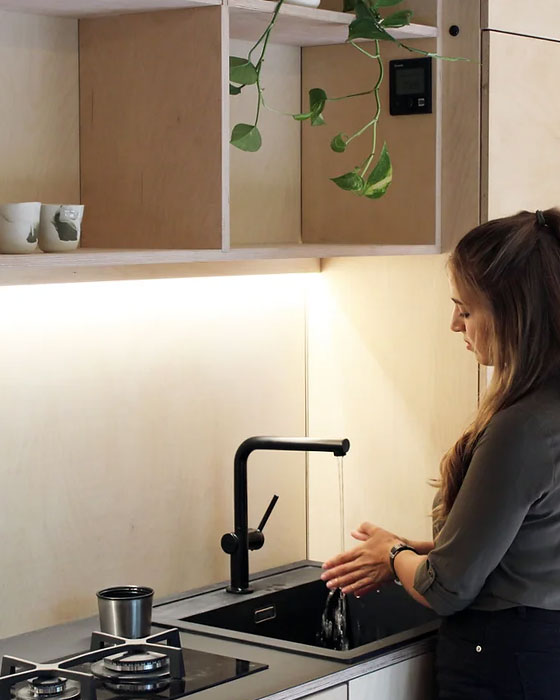 fille dans une cuisine