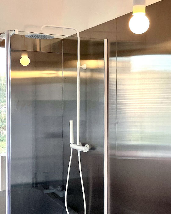 rénovation de salle de bain à Liège avec douche et parois en aluminium