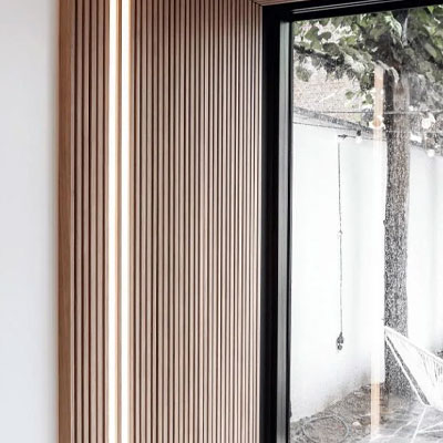 intérieur avec bardage en bois d'une extension de maison à Liège