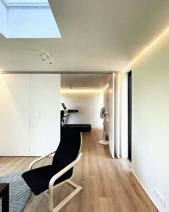 intérieur d'une extension de maison avec parquet et éclairage LED