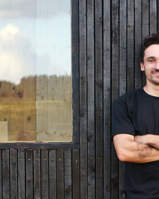 Julien Schmitz devant une tiny house
