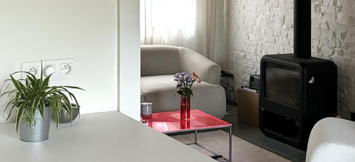 rénovation du séjour avec canapé et poêle dans une maison mitoyenne à Liège 