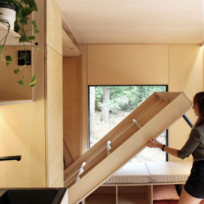 lit et meuble en bois sur mesure dans un petit espace