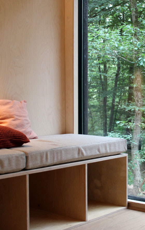 meuble canape sur mesure avec rangement et vue sur la nature