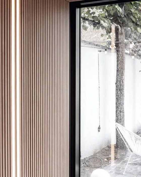 intérieur avec bardage en bois d'une extension de maison à Liège