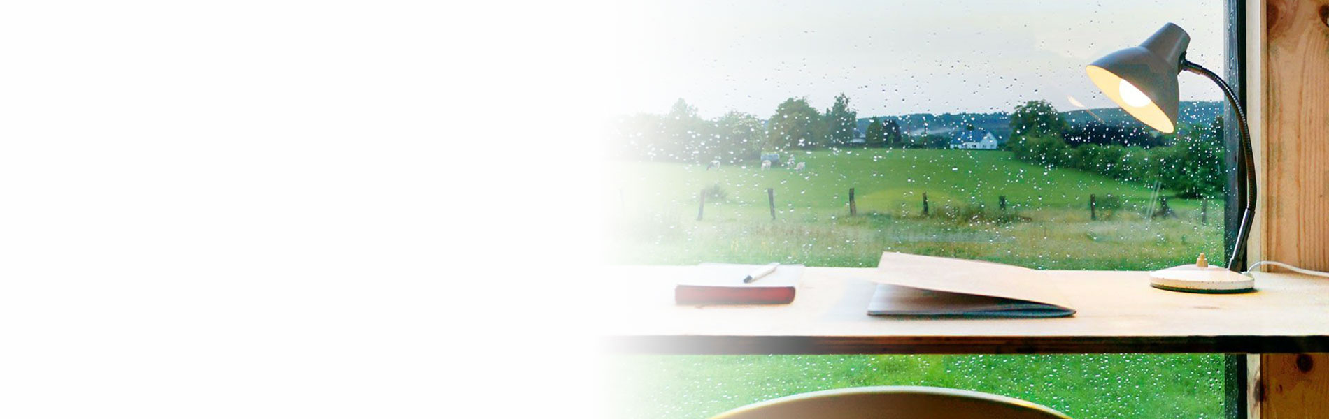 bureau avec vue sur la campagne dans une tiny house en province de Liège