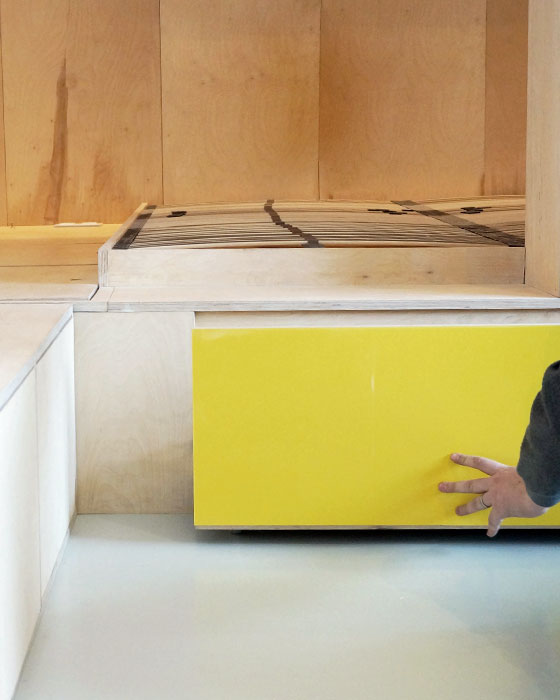 rénovation d'un studio à Bruxelles avec création de rangement sur-mesure en bois