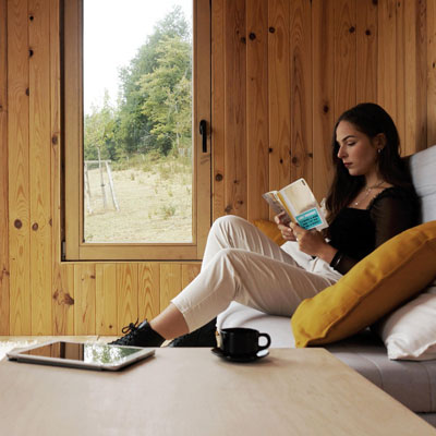 une fille lit un livre dans une tiny house