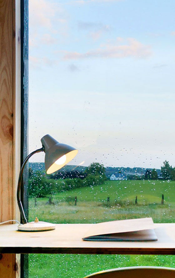 bureau avec vue sur la campagne dans une tiny house en province de Liège