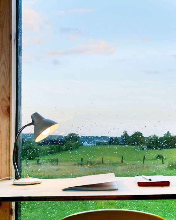 bureau avec vue sur la campagne dans une tiny house en province de Liège