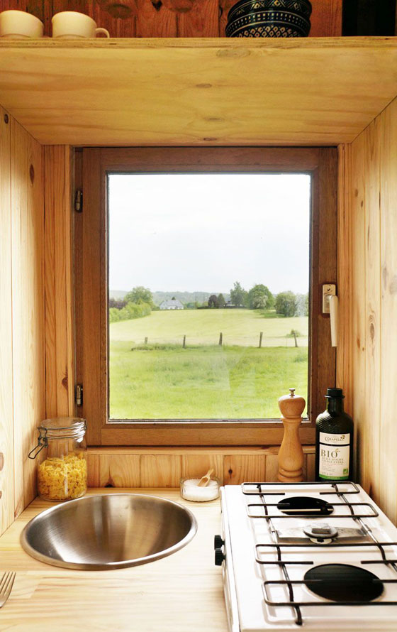 cuisine et fenêtre avec vue sur campagne