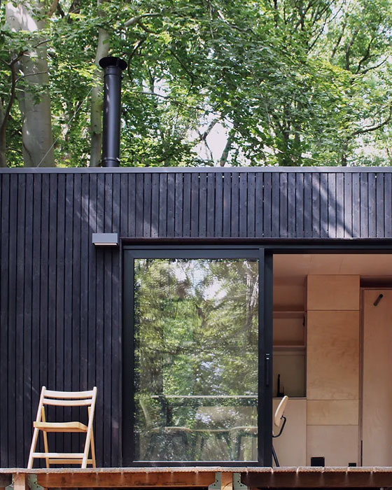 tiny house avec bardage en bois foncé